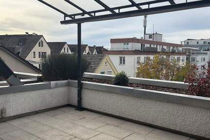 Hochwertig modernisierte 4-Zimmer-Wohnung mit großer Dachterrasse und zwei Garagen 4 zimmer