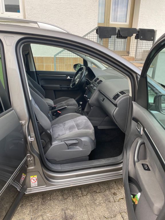 VW Touran 157.000 km 6.250 € Stuttgart 70372