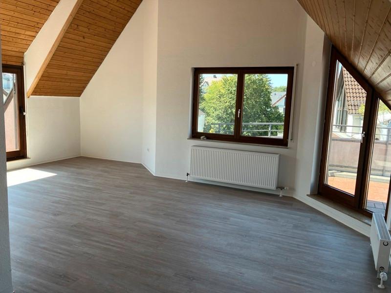 3-Zimmer-Dachgeschoß-Wohnnung in Bahnhofsnähe zimmer