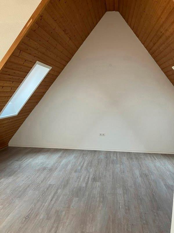 3-Zimmer-Dachgeschoß-Wohnnung in Bahnhofsnähe zimmer