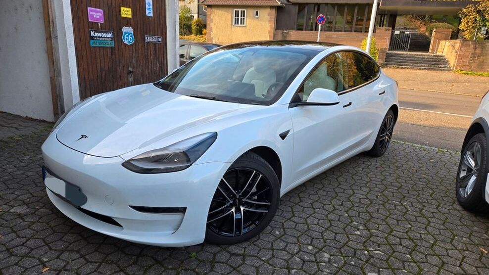 Tesla Model 3 83.000 km 26.900 € Stuttgart 70329