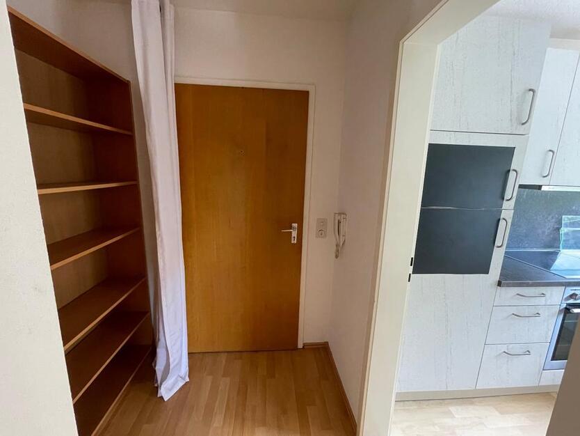 Gepflegte 1 12 Zi-DG-Wohnung mit Balkon und KFZ-Stellplatz, EBK