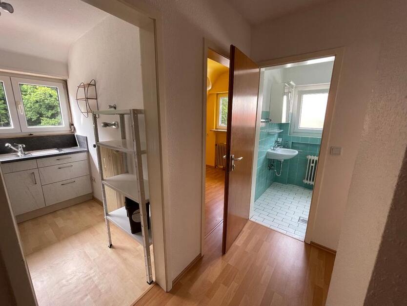 Gepflegte 1 12 Zi-DG-Wohnung mit Balkon und KFZ-Stellplatz, EBK