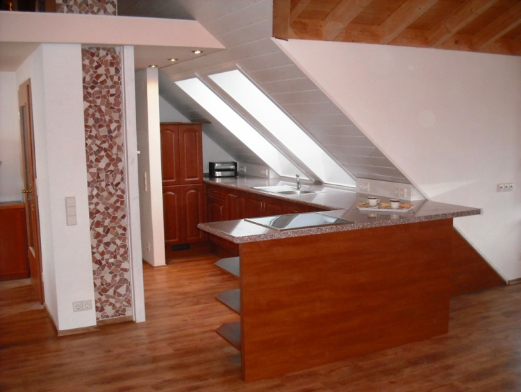 Hochwertige 2½-Zi. DG-Wohnung mit Westbalkon, EBK & Stellplatz - modernes Wohnen in gepflegter Hausgemeinschaft - Dachgeschoßwohnung Schönaich | Angebot:26945980