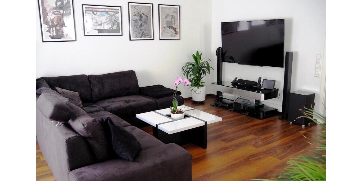 Großzügige EG-Wohnung mit Traumgarten, Terrasse und Tiefgarage 4 zimmer