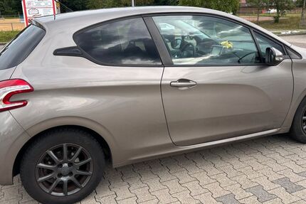 Peugeot 208 85.900 km 4.035 &euro; calw 75365