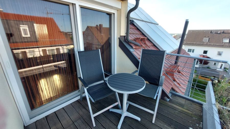 Hochwertige 2½-Zi. DG-Wohnung mit Westbalkon, EBK & Stellplatz - modernes Wohnen in gepflegter Hausgemeinschaft - Dachgeschoßwohnung Schönaich | Angebot:26945980