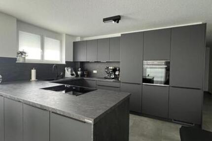 Hochwertige 3,5 Zimmer Wohnung mit Designer Küche und Garten