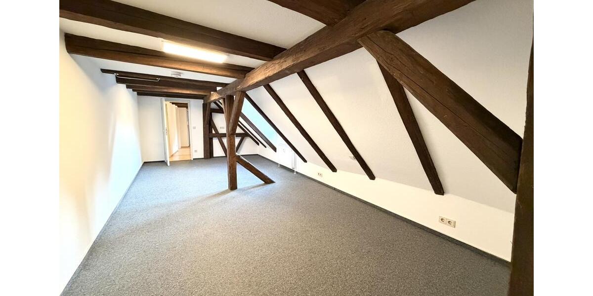 Dachgeschoßwohnung Esslingen am Neckar - 3.5 Zimmer, 105 m&sup2;, 1.400&euro; | Angebot:26057341