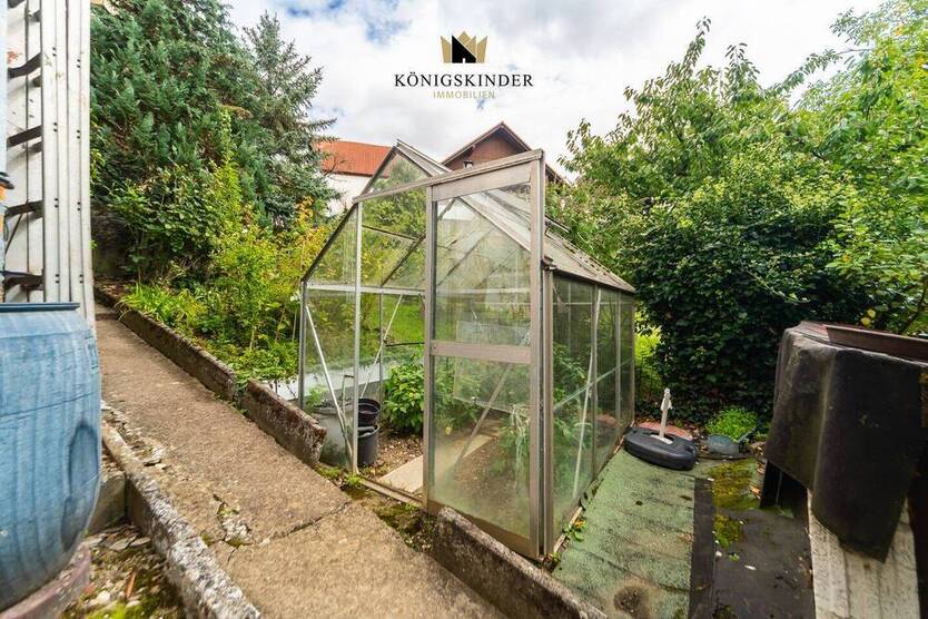 Einfamilienhaus mit Potential: 6 Zimmer, großes Grundstück, schöner Garten. Ihr neues Zuhause?