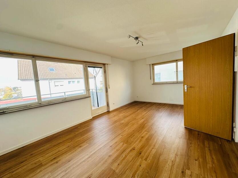 Helle 2-Zimmer-Wohnung mit Balkon und Stellplatz zimmer