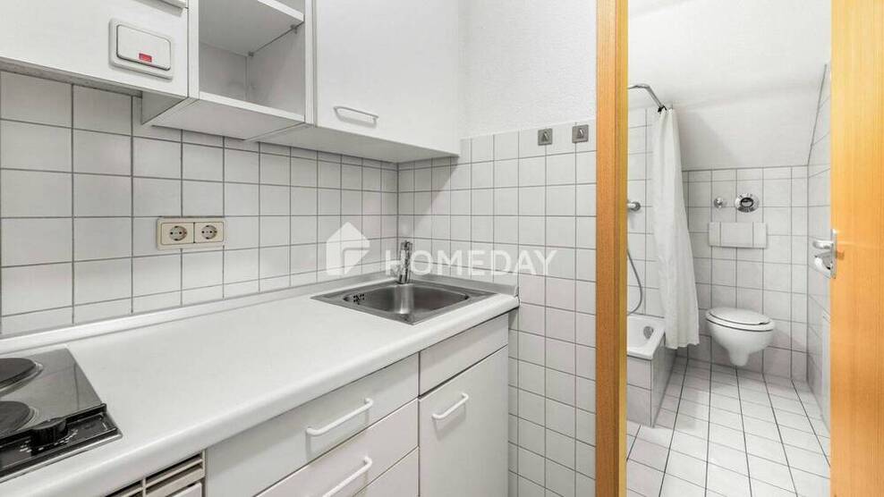 Möbliertes 1-Zimmer-Apartment im DG mit TG-Stellplatz - sofort bezugsfrei in Uni-Nähe!