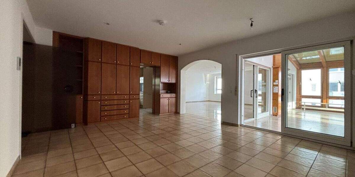 Großzügiges Wohnen -- ca. 230 qm auf einer Etage! 5 zimmer