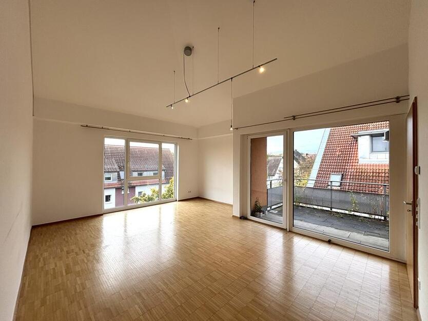 Helle attraktive 2-Zimmer-Wohnung mit hohen Decken und Balkon zimmer