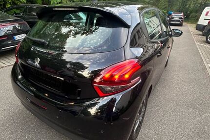 Peugeot 208 117.000 km 6.990 &euro; Stuttgart 70378