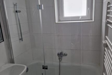 3 Zi WG oder teilmöblierte Wohnung 4 zimmer