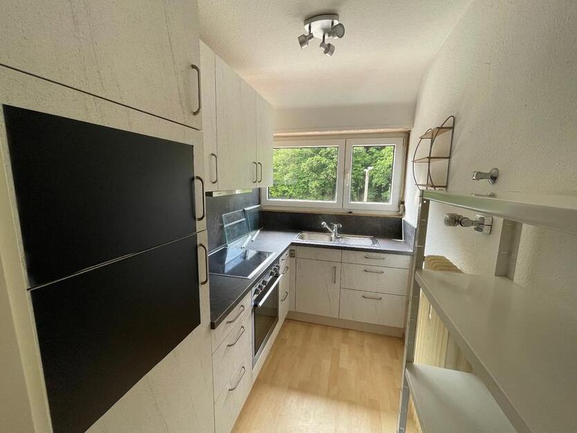 Gepflegte 1 12 Zi-DG-Wohnung mit Balkon und KFZ-Stellplatz, EBK