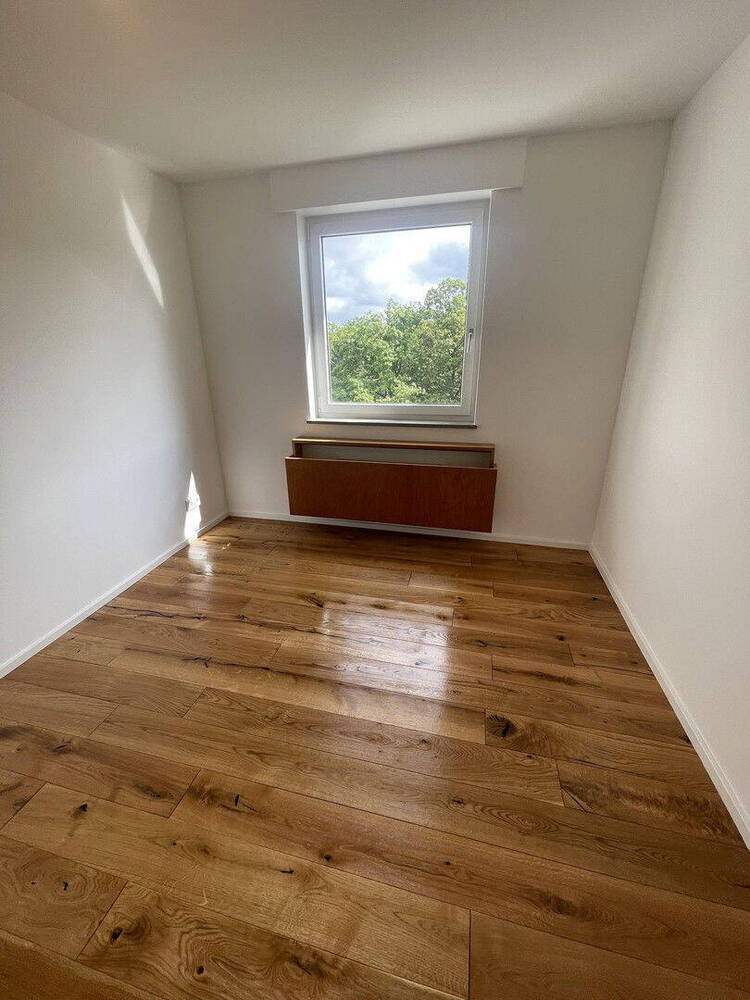 Charmante 5-Zimmer-Whg mit Panoramablick, zwei Balkonen & Tiefgarage - Zweitbezug nach Kernsanierung