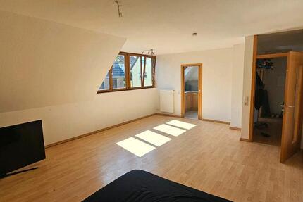 Schöne, helle 2 Zimmer DG-Wohnung in zentraler, ruhiger Lage
