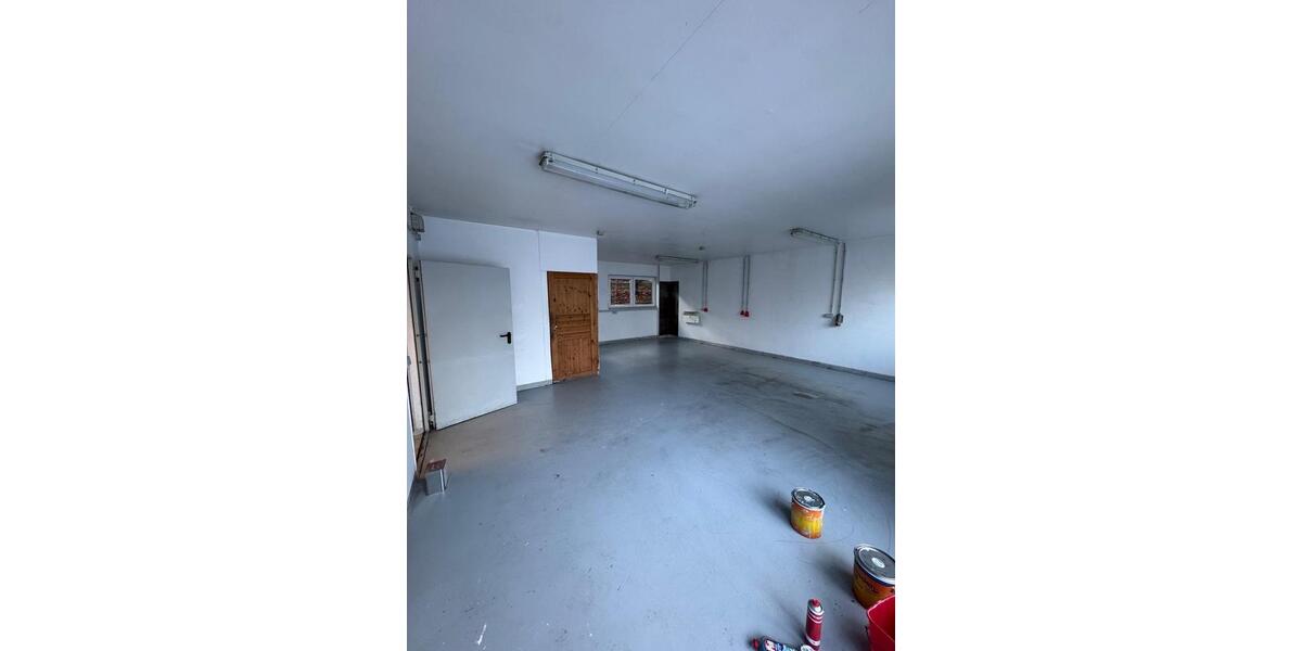 Verkehrsgünstige Gewerbehalle m. Sanitärraum, Büro und Stpl. zimmer