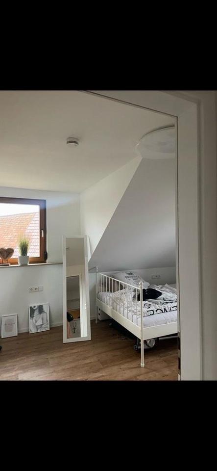 Kernsanierte 2-Zi.-DG-Wohnung mit Balkon und EBK