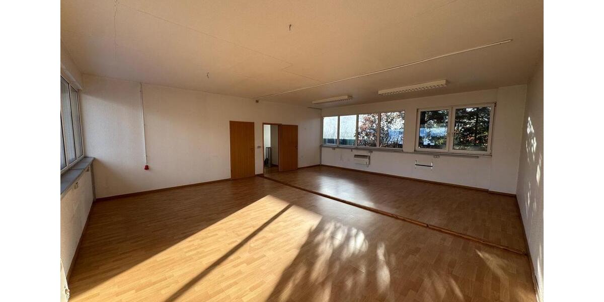 Verkehrsgünstige Gewerbehalle m. Sanitärraum, Büro und Stpl. zimmer