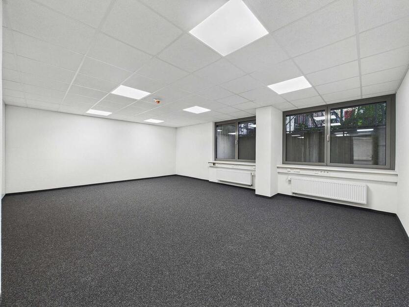 Erstbezug nach Modernisierung: Bürofläche in Stuttgart-Mitte – barrierefrei & vielseitig nutzbar. zimmer