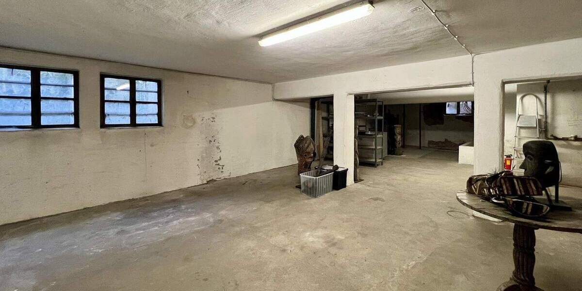 Gewerbeeinheit mit vielseitiger Nutzungsmöglichkeit - vermietete Teilfläche und großzügige Lagerflächen 4 zimmer