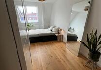 Wohnen mit Aussicht – helles Zimmer über den Dächern vom Westen
