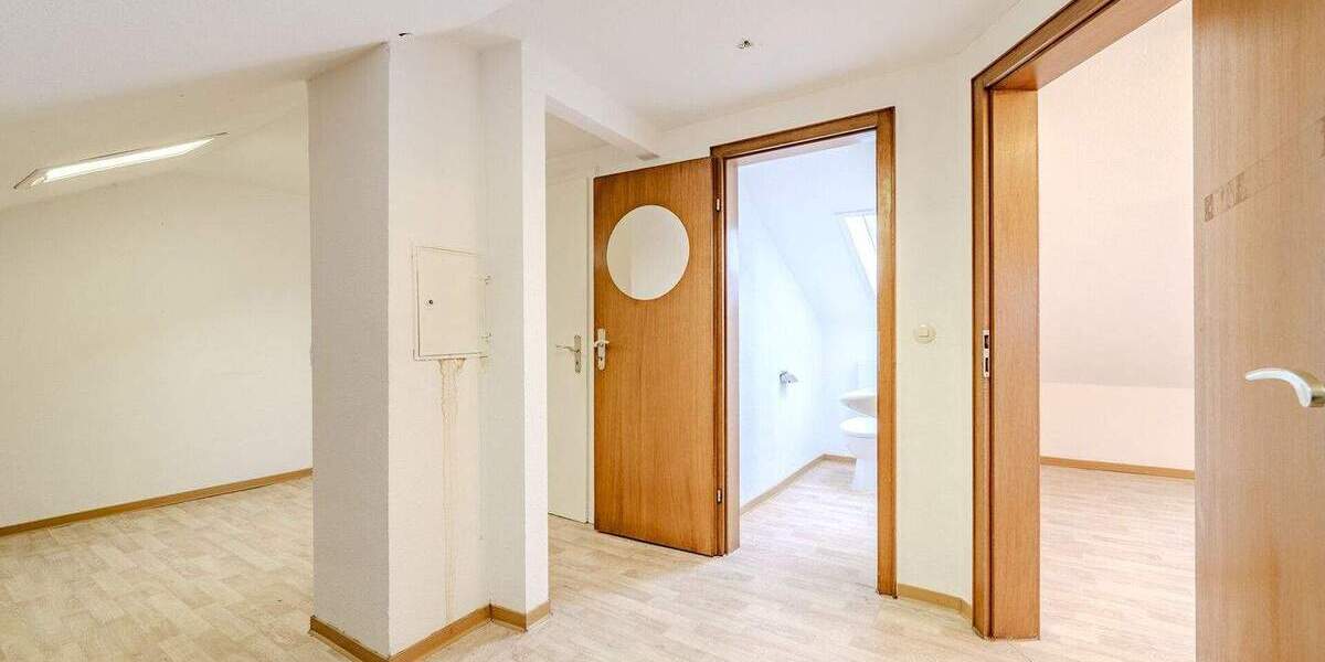 Attraktives Zweifamilienhaus mit ausgebautem DG, großem Grundstück und Entwicklungspotenzial 8 zimmer