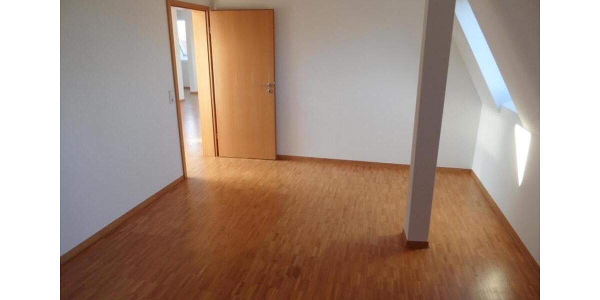Dachgeschoßwohnung Stuttgart Lehen - 2.5 Zimmer, 109 m&sup2;, 1.670&euro; | Angebot:24493297