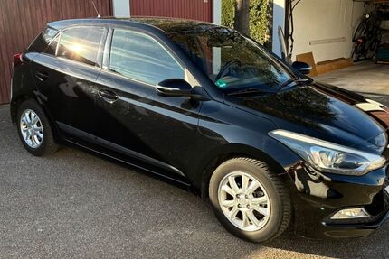 Hyundai i20 93.942 km 8.450 &euro; Ditzingen 71254