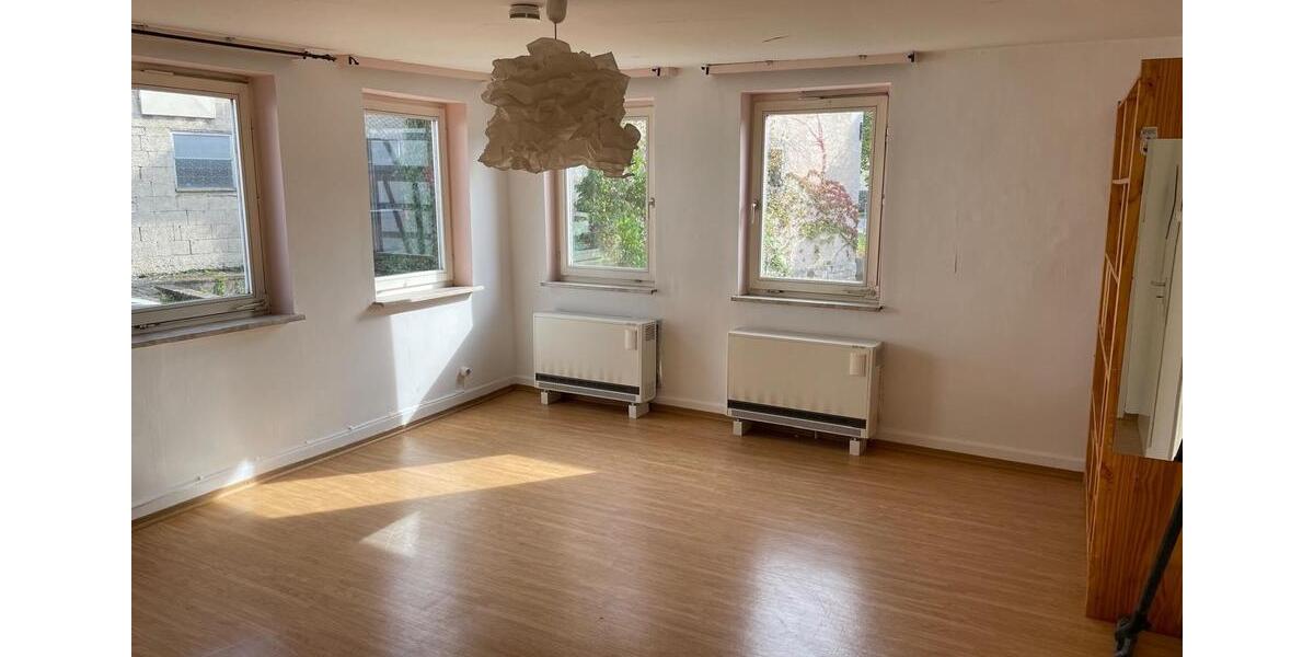 Zum Verkauf: renovierungsbedürftiges Mehrfamilienhaus in Unterjes zimmer