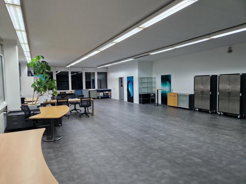 Modernes & lichtdurchflutetes Büro, renoviert mit Blick ins Grüne