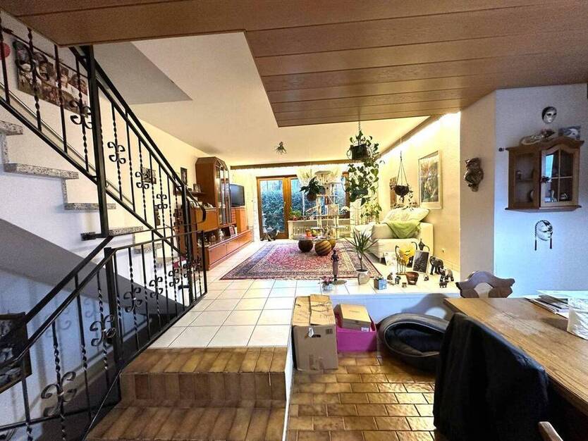 Gepflegtes Reiheneckhaus m. Terrasse u. drei Balkonen in bevorzugter, zentrumsnaher Lage