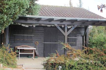 Schönes Freizeitgrundstück: Natur, Ruhe, Aussicht, Blockhaus mit Unterkellerung, WC, Du, Werkstatt, Brunnen, Stellplatz, Strom, Baumbestand zimmer