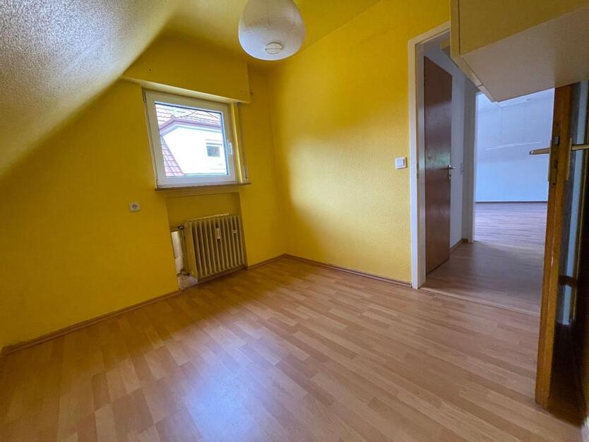 Gepflegte 1 12 Zi-DG-Wohnung mit Balkon und KFZ-Stellplatz, EBK