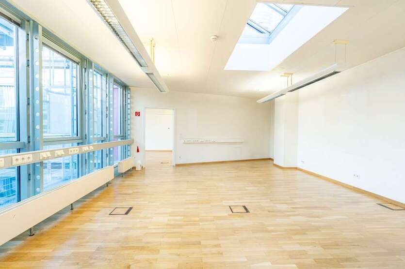 Büro in Ludwigsburg 1.242 € 124 m²
