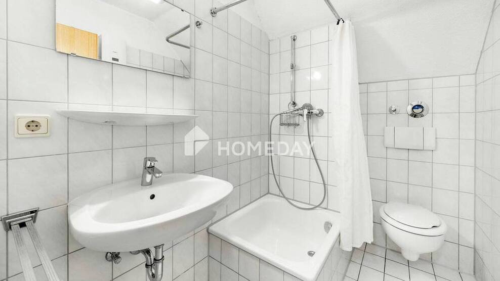 Möbliertes 1-Zimmer-Apartment im DG mit TG-Stellplatz - sofort bezugsfrei in Uni-Nähe!