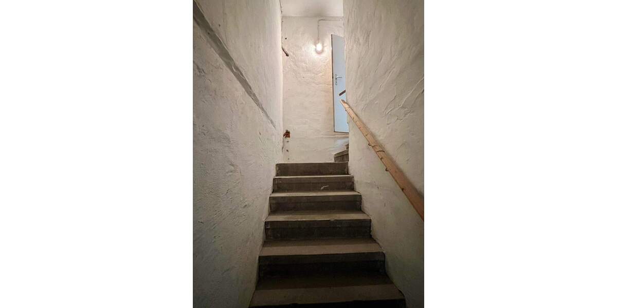 Gewerbeeinheit mit vielseitiger Nutzungsmöglichkeit - vermietete Teilfläche und großzügige Lagerflächen 4 zimmer