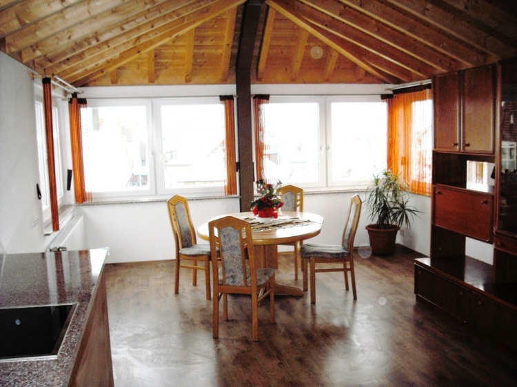 Hochwertige 2½-Zi. DG-Wohnung mit Westbalkon, EBK & Stellplatz - modernes Wohnen in gepflegter Hausgemeinschaft - Dachgeschoßwohnung Schönaich | Angebot:26945980