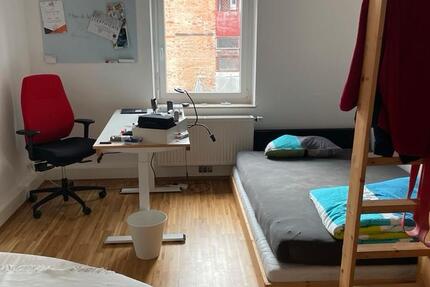 Pendler Zimmer in sonniger AltbauWohnung mit Balkon