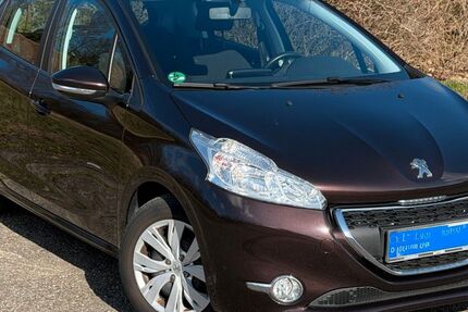 Peugeot 208 77.000 km 5.700 &euro; Asperg 71679