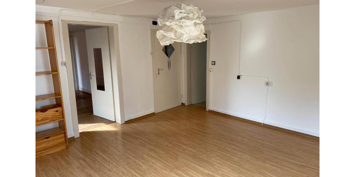 Zum Verkauf: renovierungsbedürftiges Mehrfamilienhaus in Unterjes zimmer