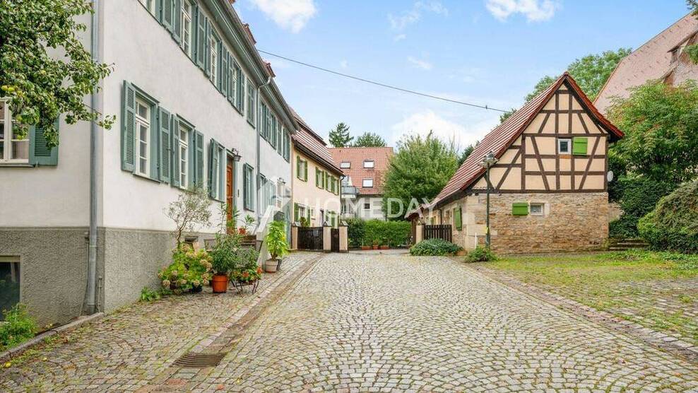 Möbliertes 1-Zimmer-Apartment im DG mit TG-Stellplatz - sofort bezugsfrei in Uni-Nähe!
