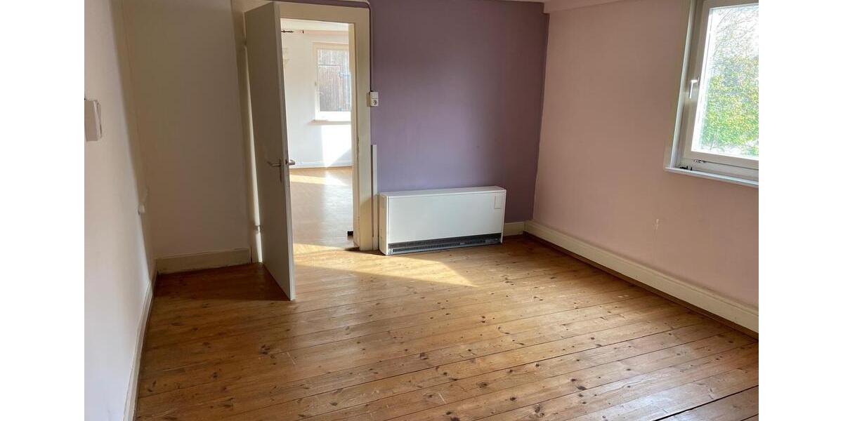 Zum Verkauf: renovierungsbedürftiges Mehrfamilienhaus in Unterjes zimmer