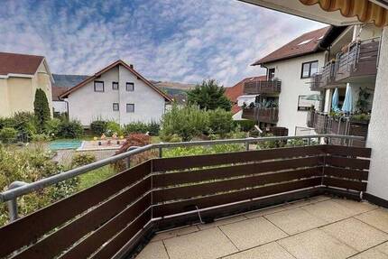Charmante 3 Zimmer-Wohnung mit zwei Balkonen und Tiefgaragenbox in Leonberg-Ezach