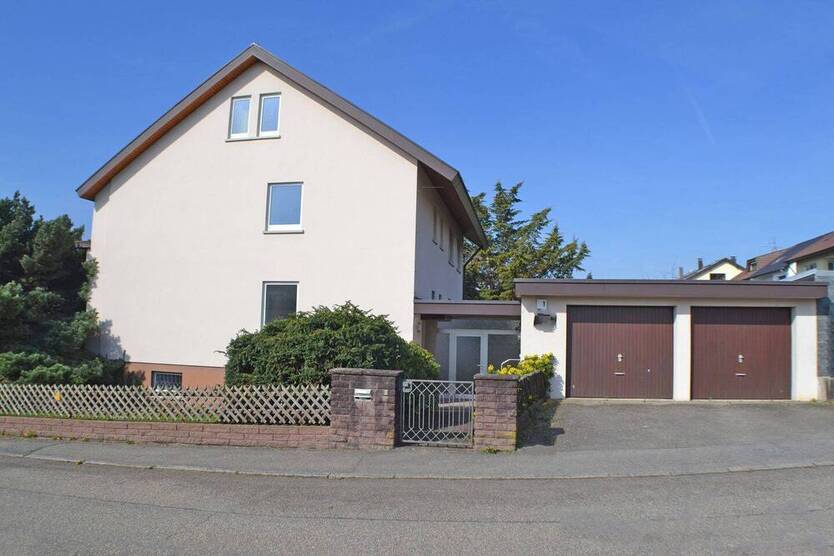 Viel Platz bietet Ihnen dieses Zweifamilienhaus in bester Wohnlage