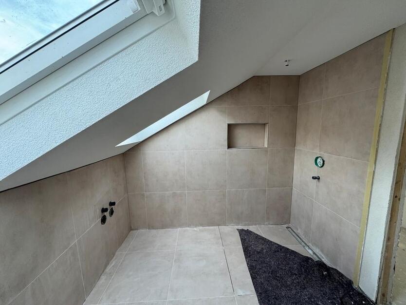 Kernsanierte 4-Zimmer-Dachgeschosswohnung. zimmer