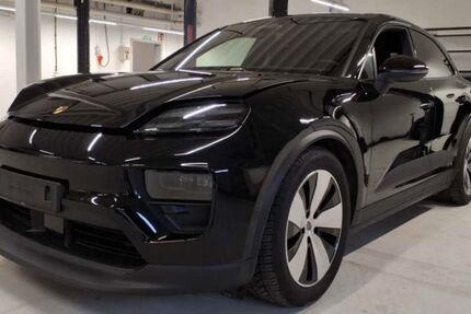 Porsche Macan 9.900 km 73.490 &euro; Stuttgart 70499